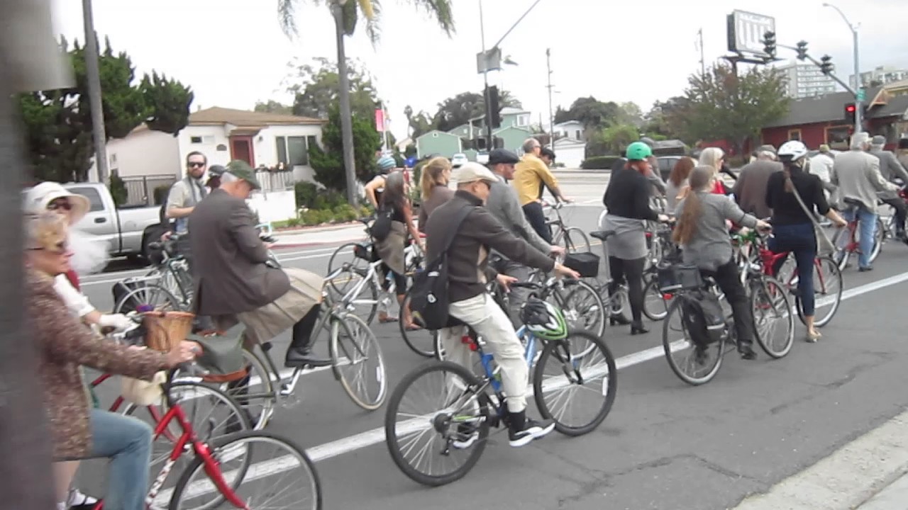8th Annual San Diego Tweed Ride—The Whole Group at a Light