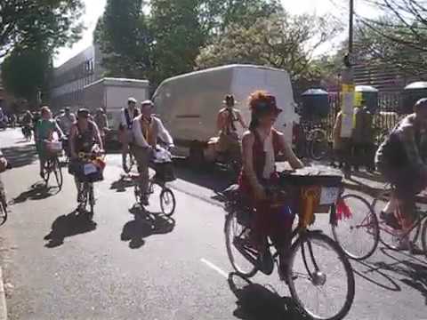 Tweed Run London 2018 arriving at the finish line